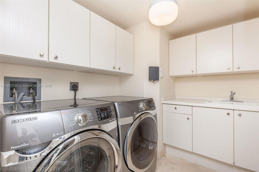 合同活跃: $1,600,000 (3 贝兹, 3 浴室, 2690 平方英尺)