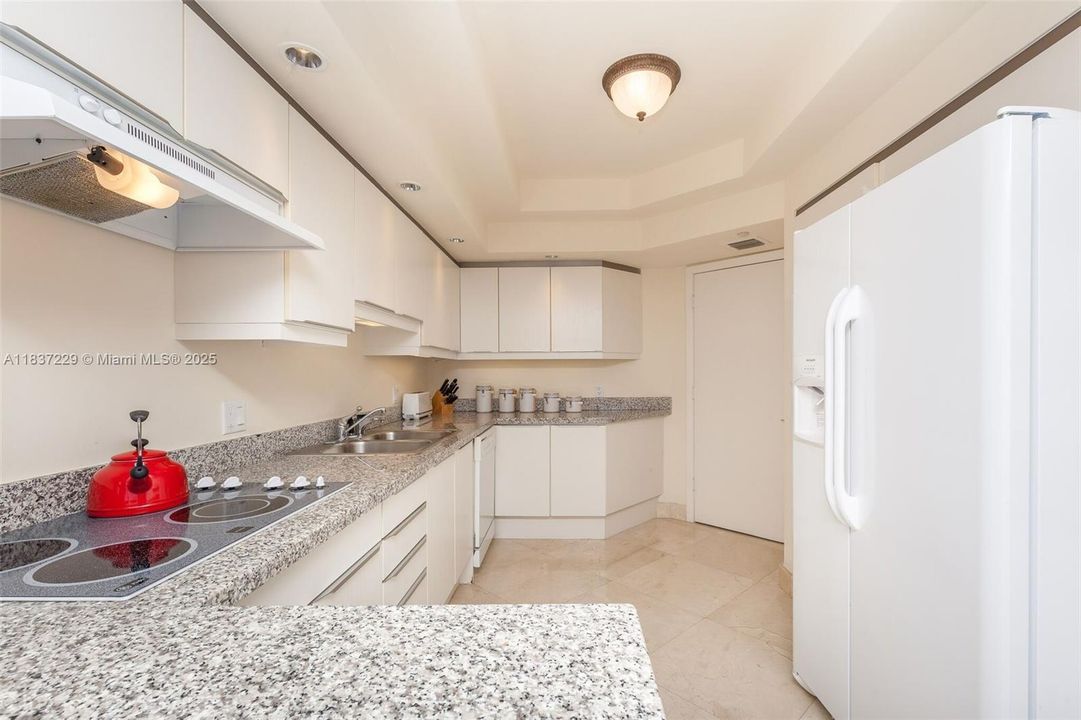 合同活跃: $1,600,000 (3 贝兹, 3 浴室, 2690 平方英尺)