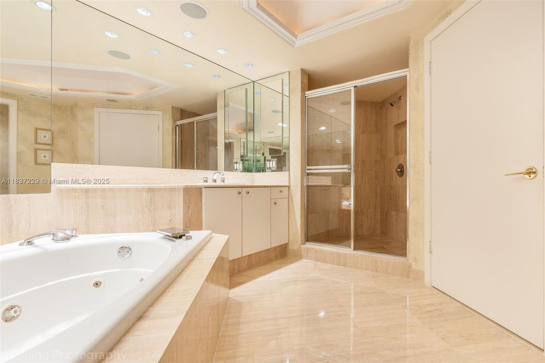 合同活跃: $1,600,000 (3 贝兹, 3 浴室, 2690 平方英尺)