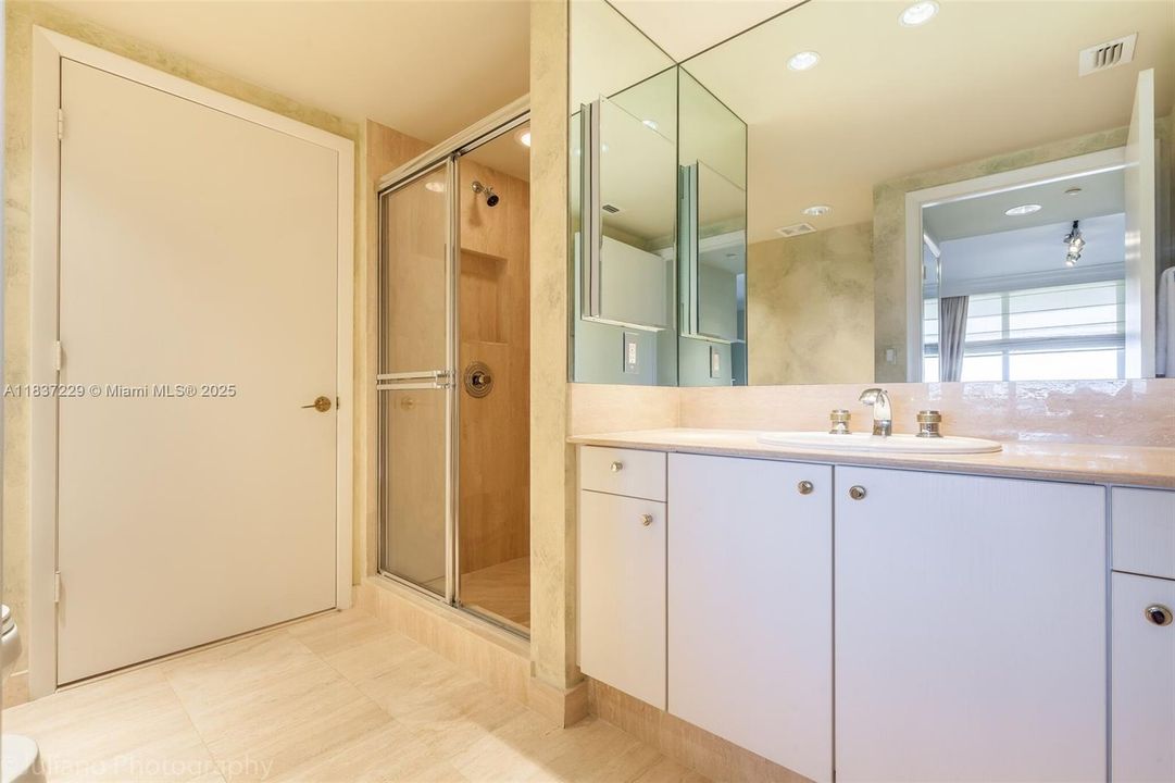 合同活跃: $1,600,000 (3 贝兹, 3 浴室, 2690 平方英尺)