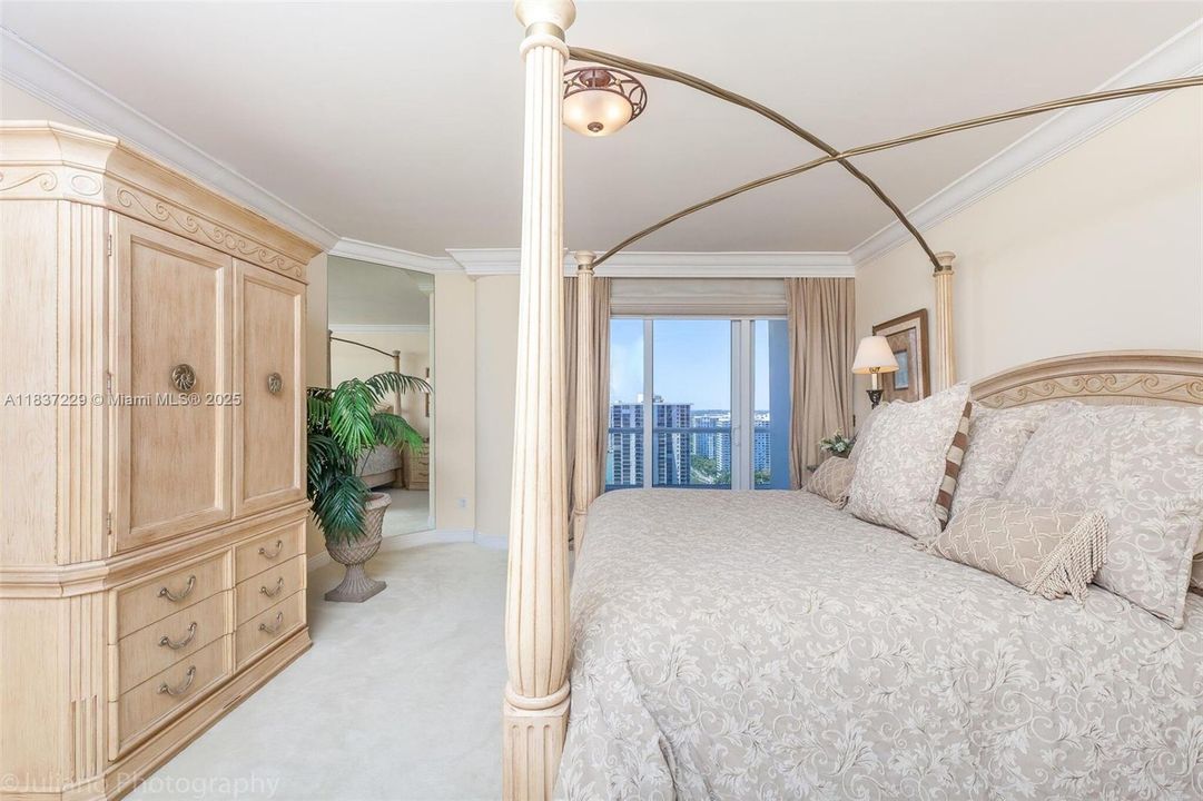 合同活跃: $1,600,000 (3 贝兹, 3 浴室, 2690 平方英尺)