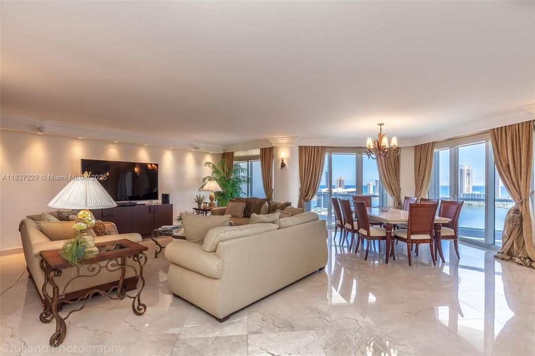 合同活跃: $1,600,000 (3 贝兹, 3 浴室, 2690 平方英尺)