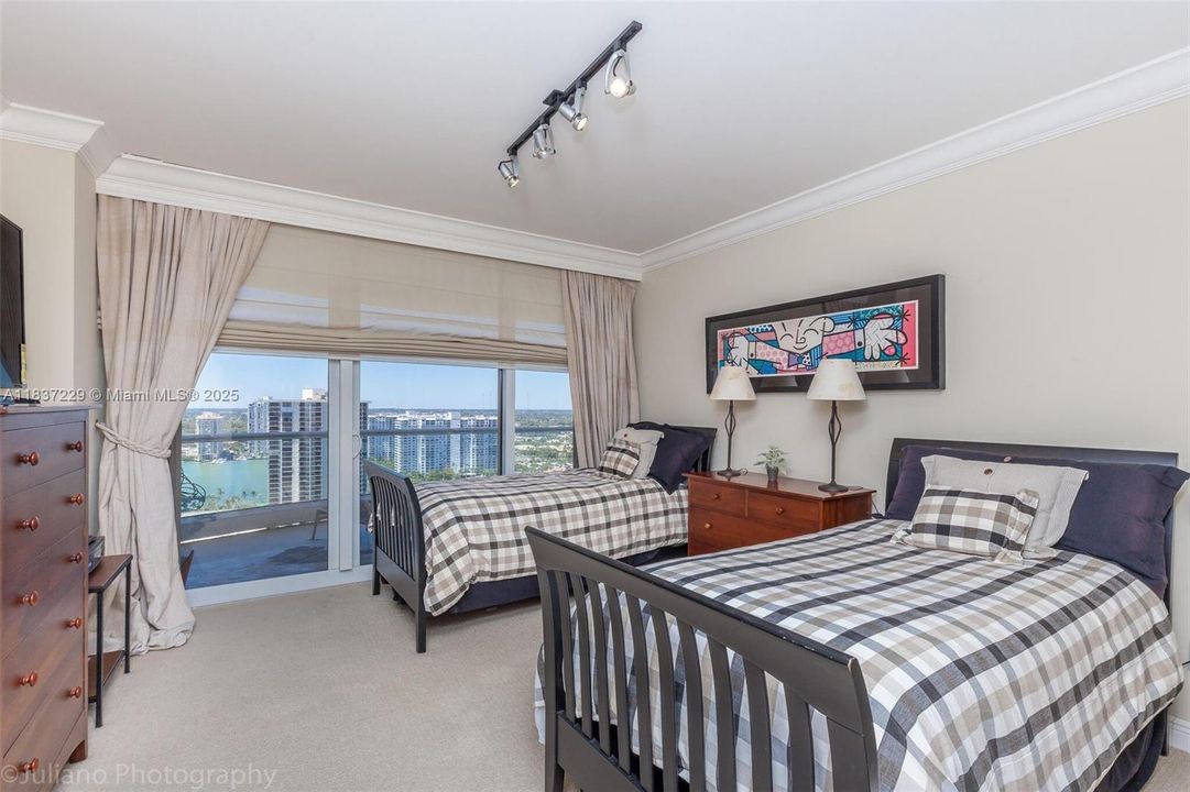 合同活跃: $1,600,000 (3 贝兹, 3 浴室, 2690 平方英尺)