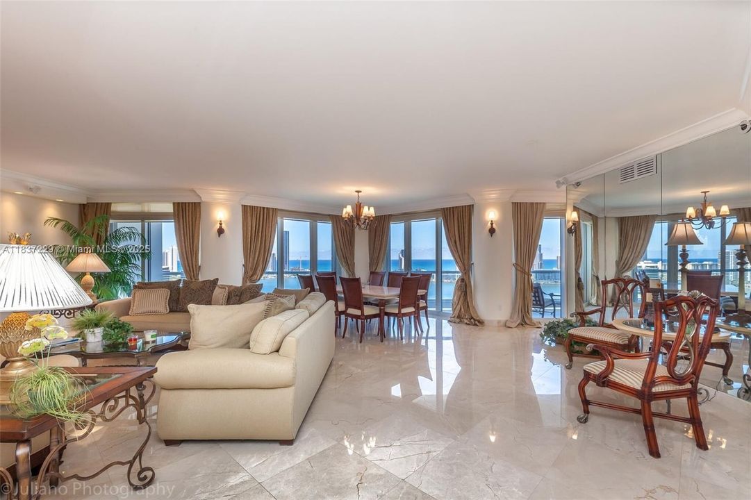 合同活跃: $1,600,000 (3 贝兹, 3 浴室, 2690 平方英尺)