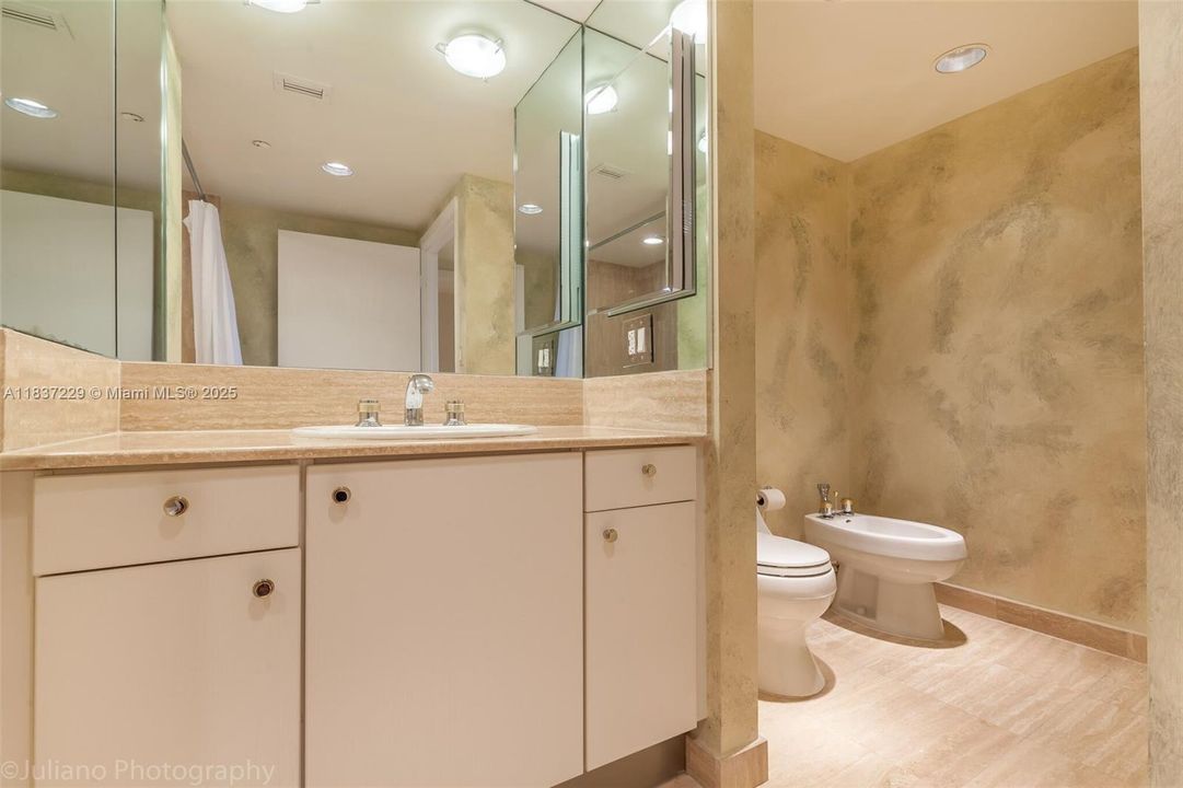 合同活跃: $1,600,000 (3 贝兹, 3 浴室, 2690 平方英尺)