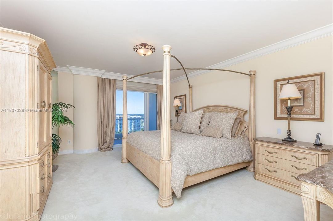 合同活跃: $1,600,000 (3 贝兹, 3 浴室, 2690 平方英尺)