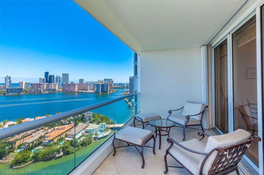 合同活跃: $1,600,000 (3 贝兹, 3 浴室, 2690 平方英尺)