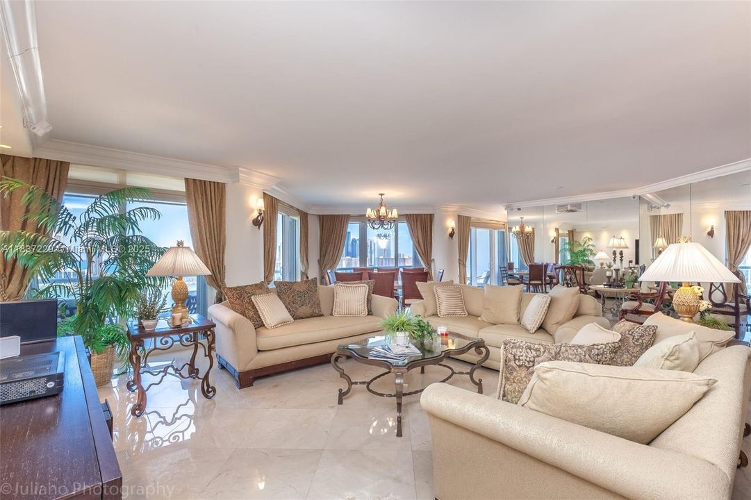 合同活跃: $1,600,000 (3 贝兹, 3 浴室, 2690 平方英尺)