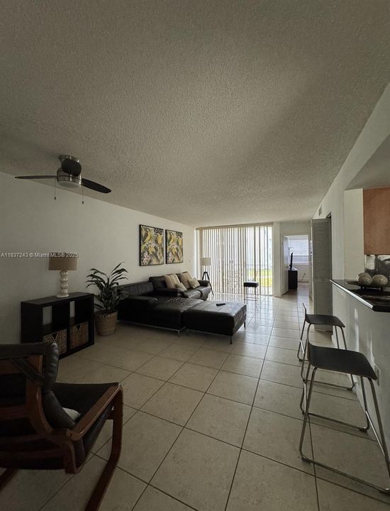 For Sale: $315,000 (1 beds, 1 baths, 899 Square Feet)
