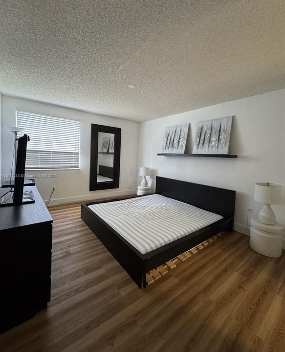 For Sale: $315,000 (1 beds, 1 baths, 899 Square Feet)