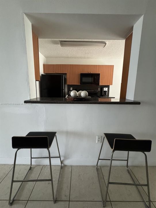 For Sale: $315,000 (1 beds, 1 baths, 899 Square Feet)