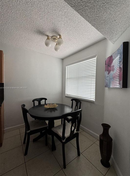 For Sale: $315,000 (1 beds, 1 baths, 899 Square Feet)