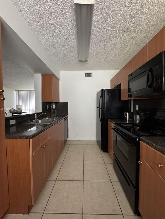 For Sale: $315,000 (1 beds, 1 baths, 899 Square Feet)