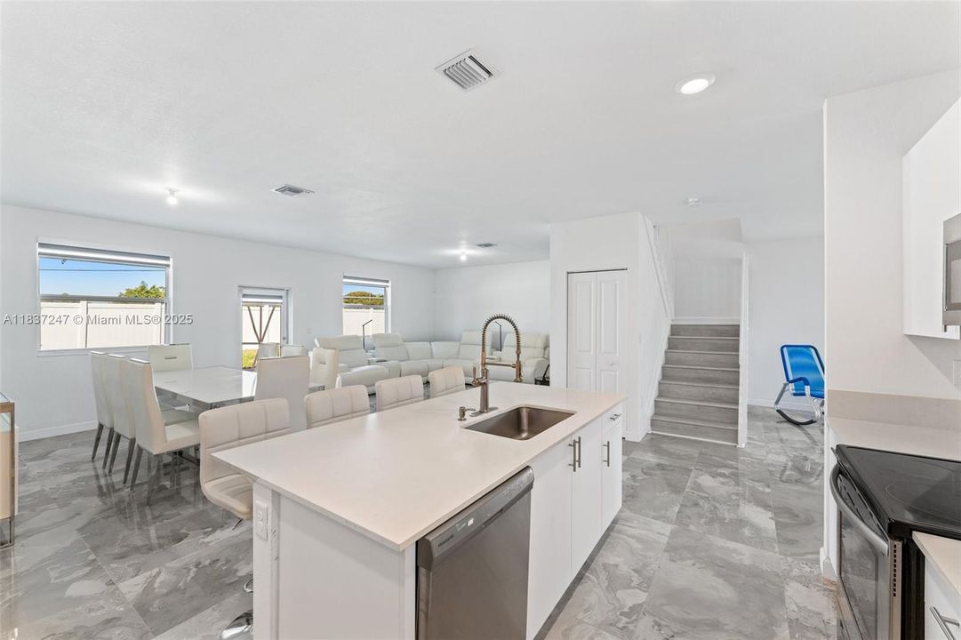 Recently Rented: $4,700 (5 beds, 3 baths, 2640 Square Feet)