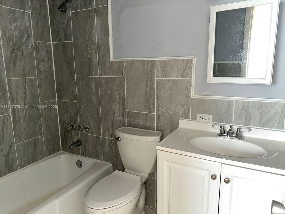 on-suite bathroom/primary bathroom
