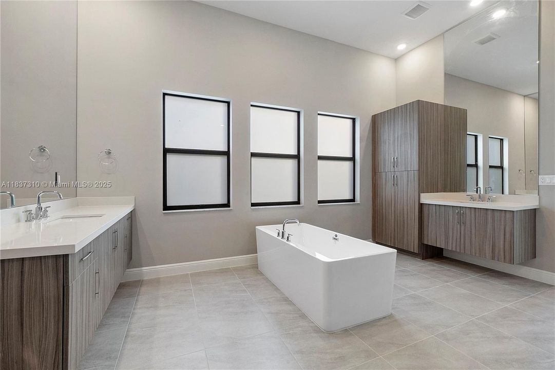 En Venta: $1,990,000 (5 camas, 5 baños, 5030 Pies cuadrados)