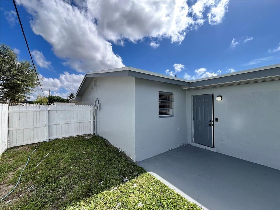 Recently Rented: $2,750 (3 beds, 1 baths, 1075 Square Feet)