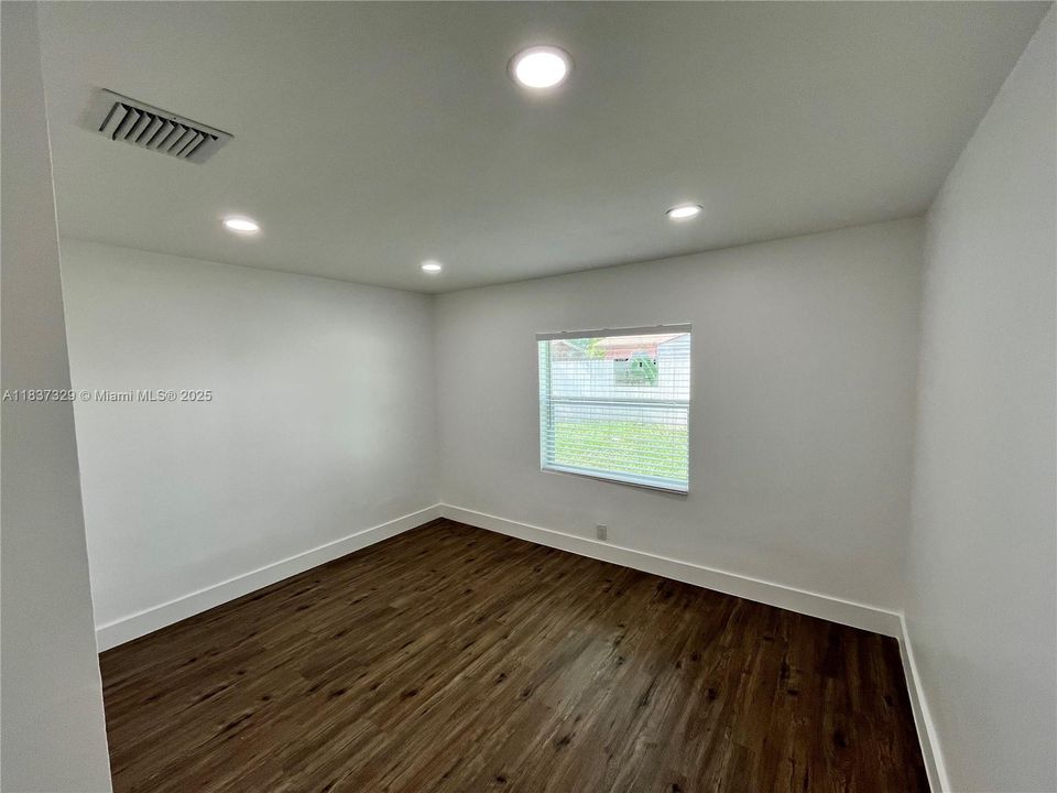 Recently Rented: $2,750 (3 beds, 1 baths, 1075 Square Feet)