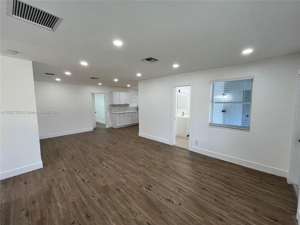 Recently Rented: $2,750 (3 beds, 1 baths, 1075 Square Feet)