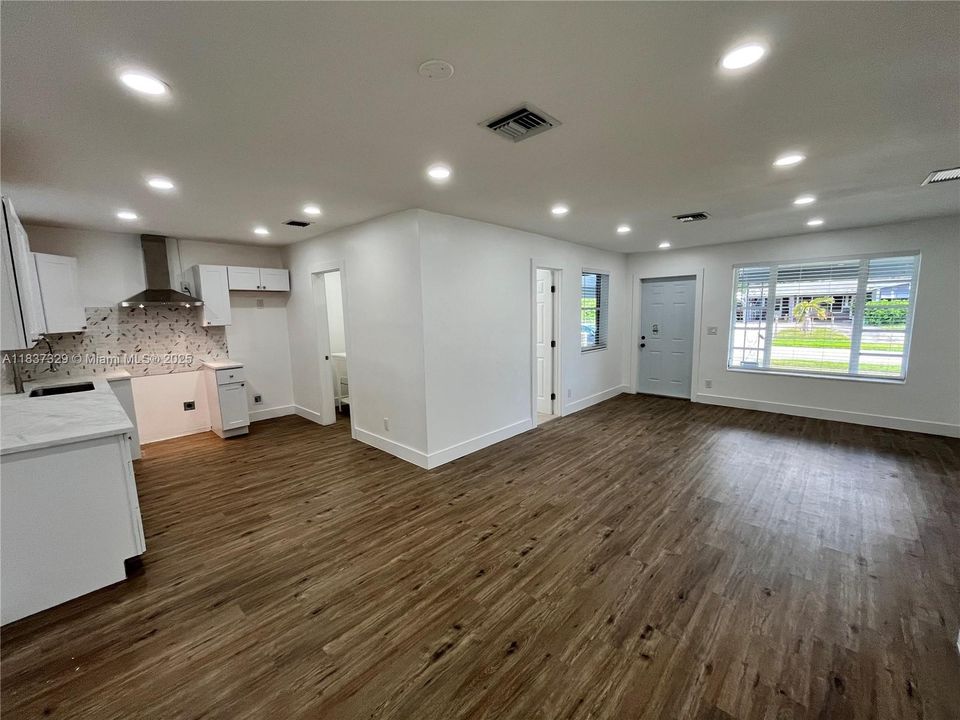 Recently Rented: $2,750 (3 beds, 1 baths, 1075 Square Feet)