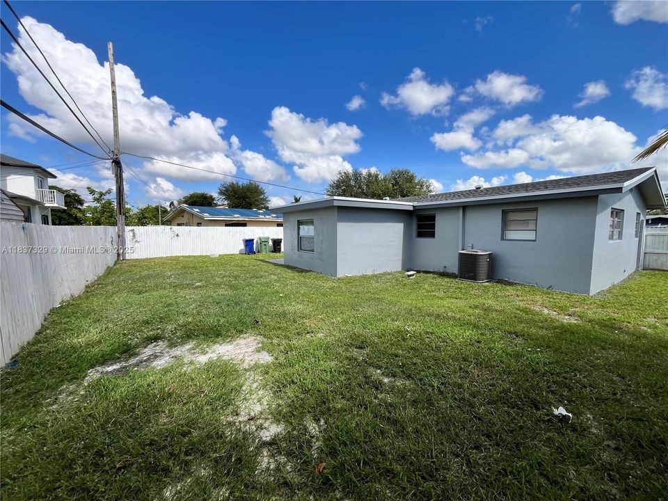 Recently Rented: $2,750 (3 beds, 1 baths, 1075 Square Feet)