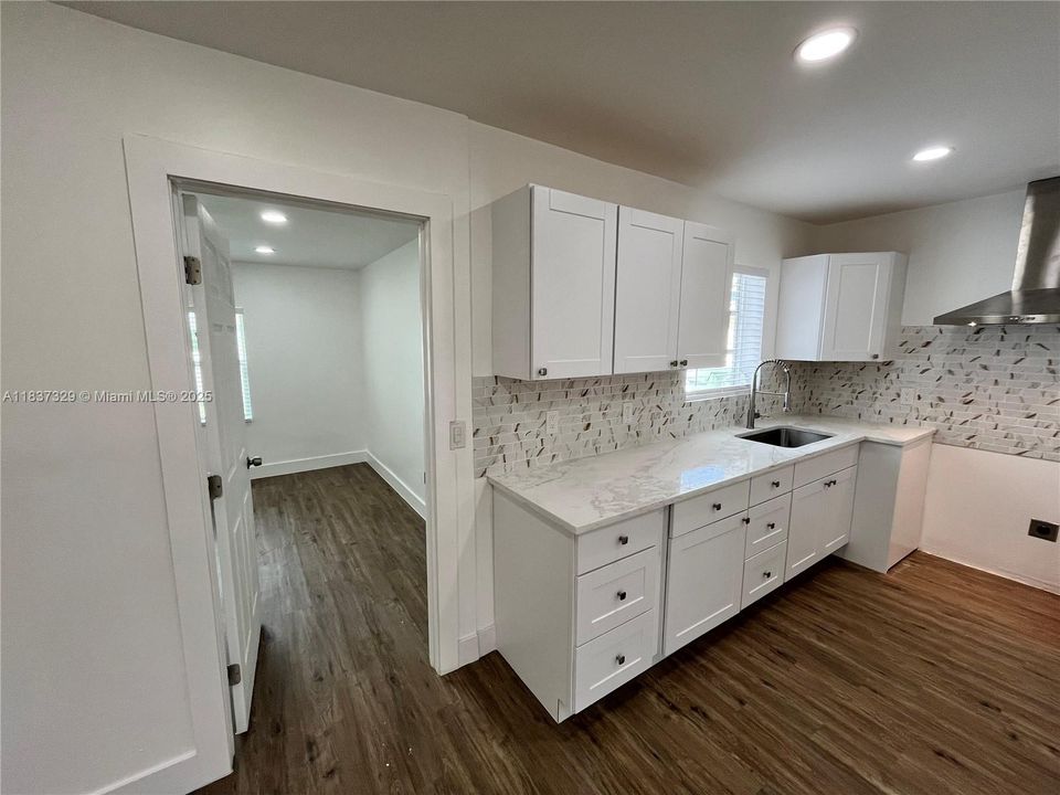 Recently Rented: $2,750 (3 beds, 1 baths, 1075 Square Feet)