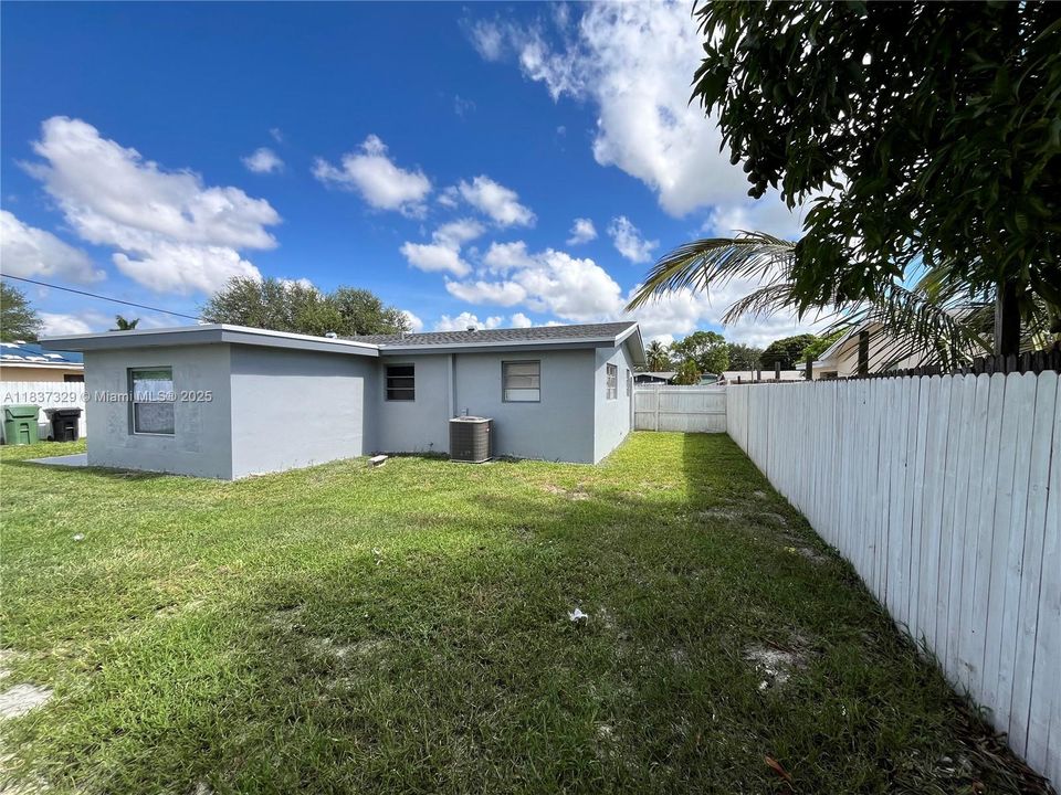 Recently Rented: $2,750 (3 beds, 1 baths, 1075 Square Feet)