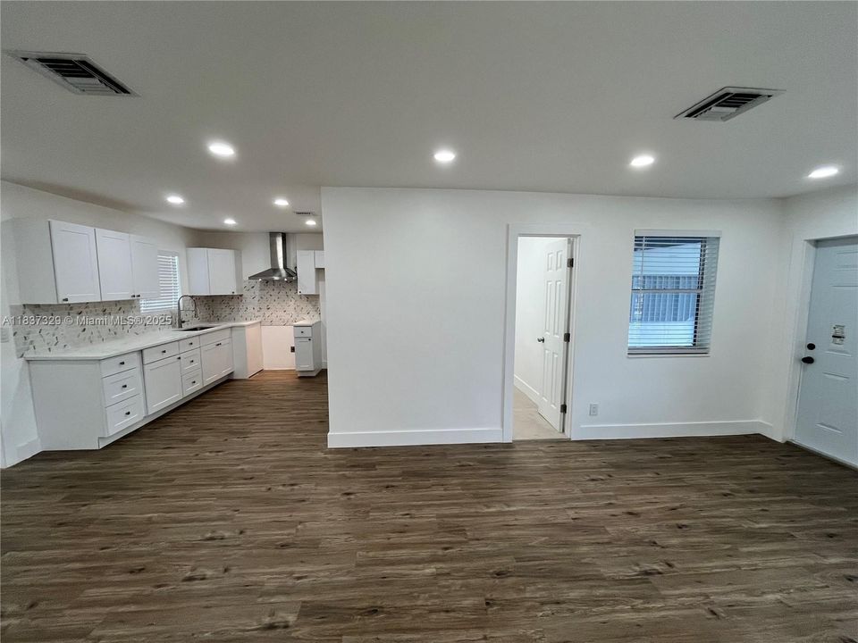 Recently Rented: $2,750 (3 beds, 1 baths, 1075 Square Feet)
