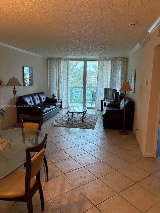 For Rent: $2,600 (1 beds, 1 baths, 745 Square Feet)
