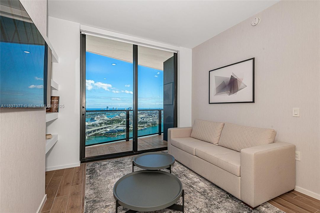 待售: $1,399,000 (2 贝兹, 2 浴室, 818 平方英尺)