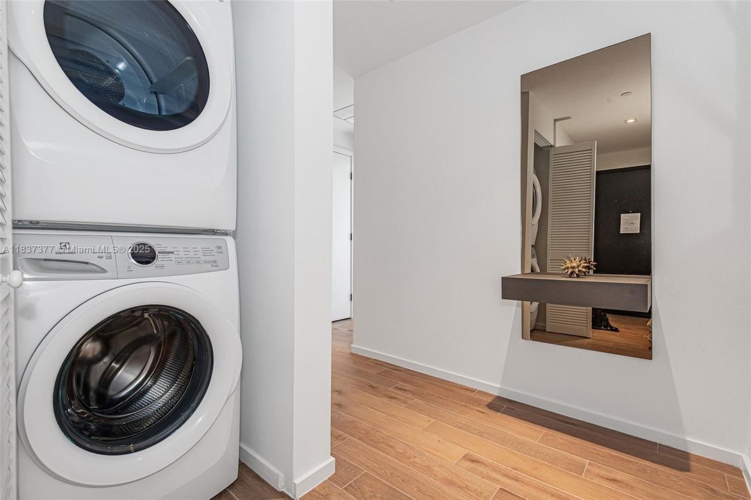 待售: $1,399,000 (2 贝兹, 2 浴室, 818 平方英尺)