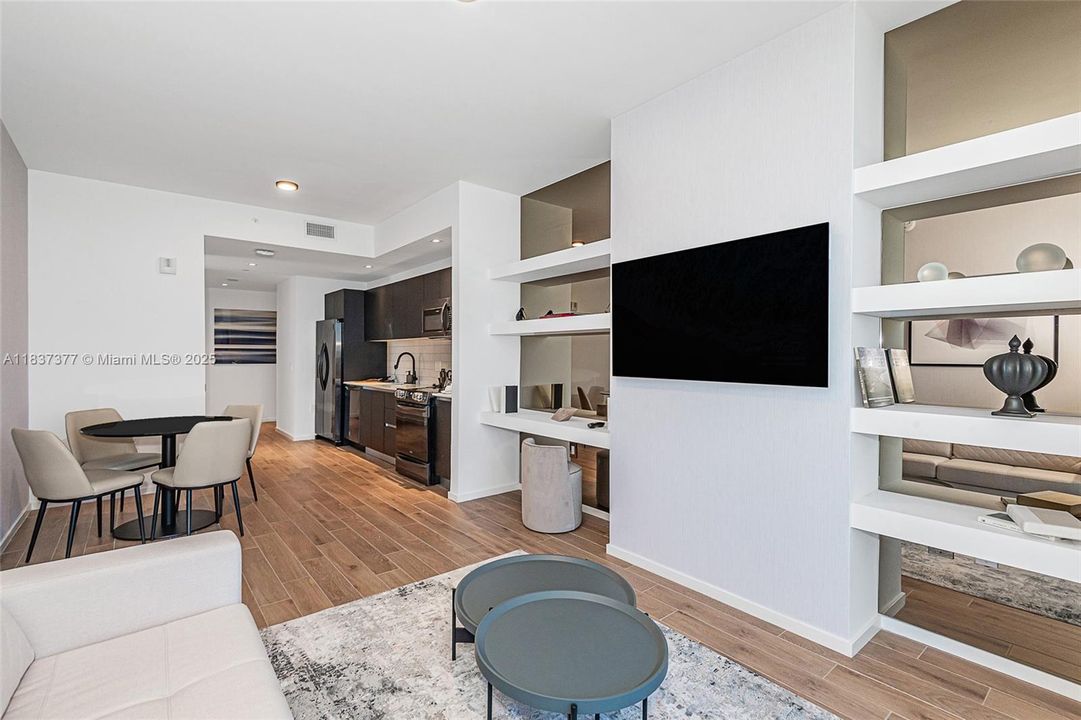 待售: $1,399,000 (2 贝兹, 2 浴室, 818 平方英尺)