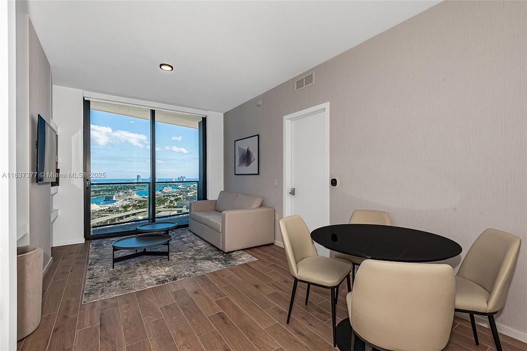 待售: $1,399,000 (2 贝兹, 2 浴室, 818 平方英尺)