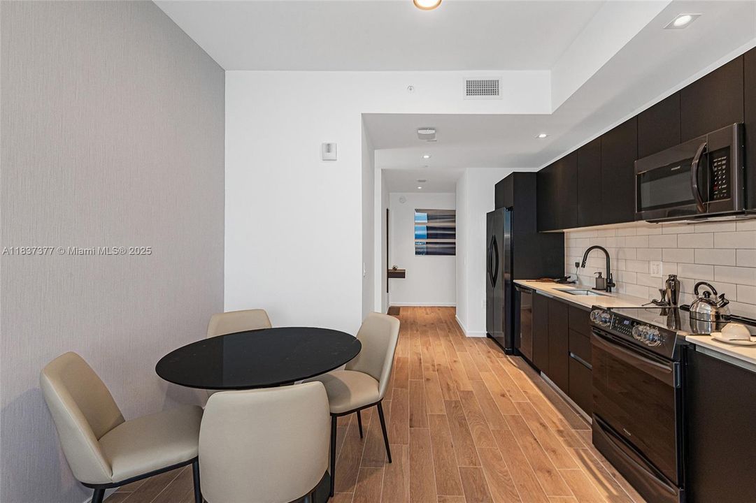 待售: $1,399,000 (2 贝兹, 2 浴室, 818 平方英尺)