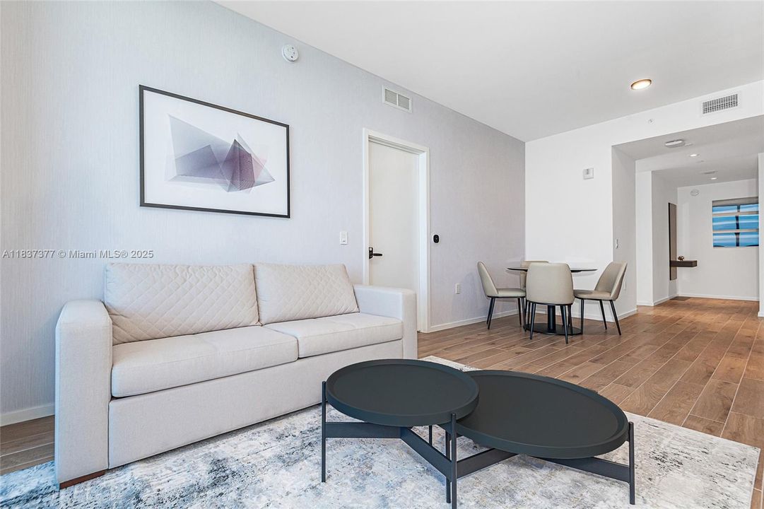 待售: $1,399,000 (2 贝兹, 2 浴室, 818 平方英尺)