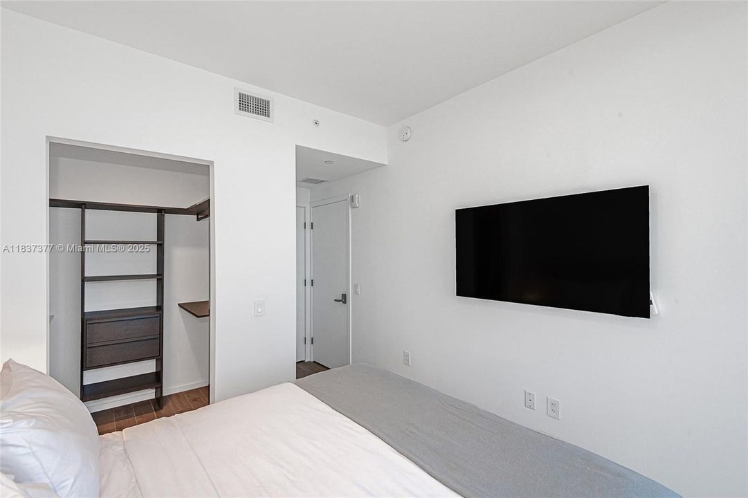 待售: $1,399,000 (2 贝兹, 2 浴室, 818 平方英尺)