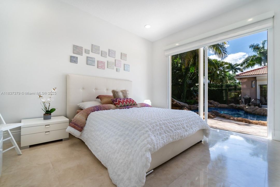 В аренду: $12,000 (5 спален, 4 ванн, 3834 Квадратных фут)