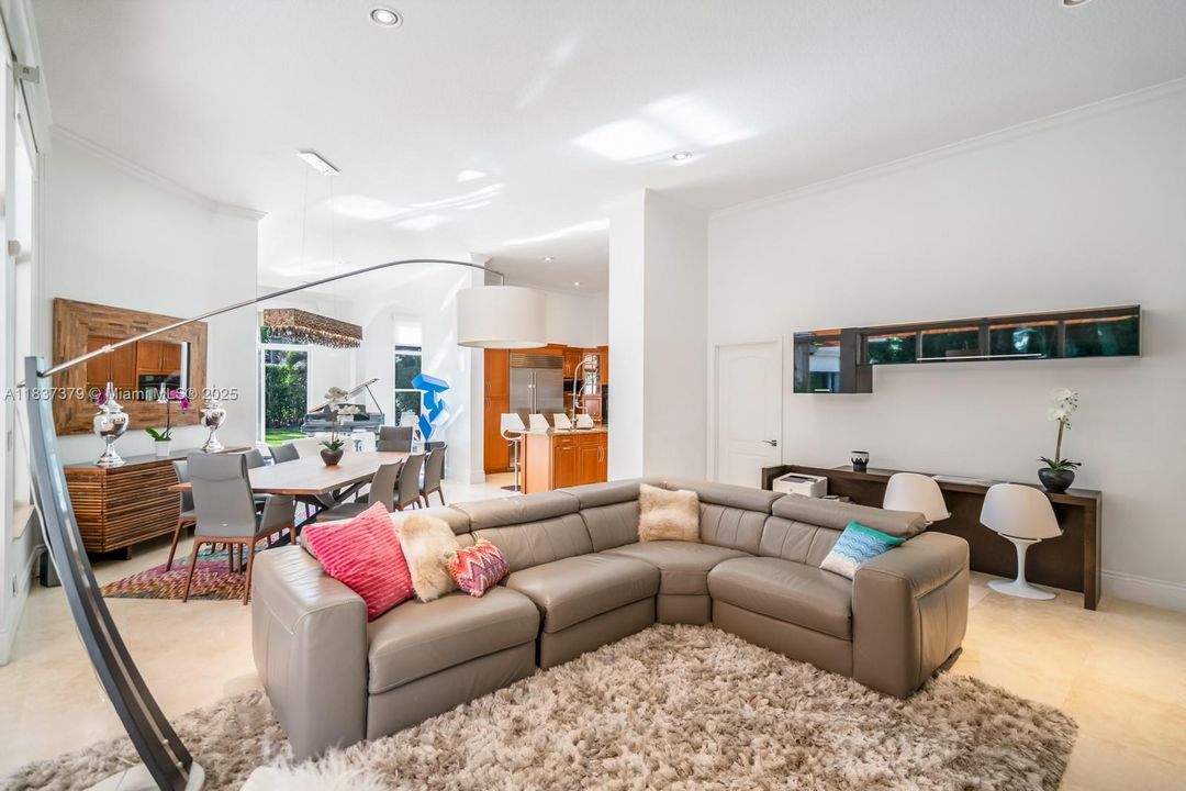 В аренду: $12,000 (5 спален, 4 ванн, 3834 Квадратных фут)