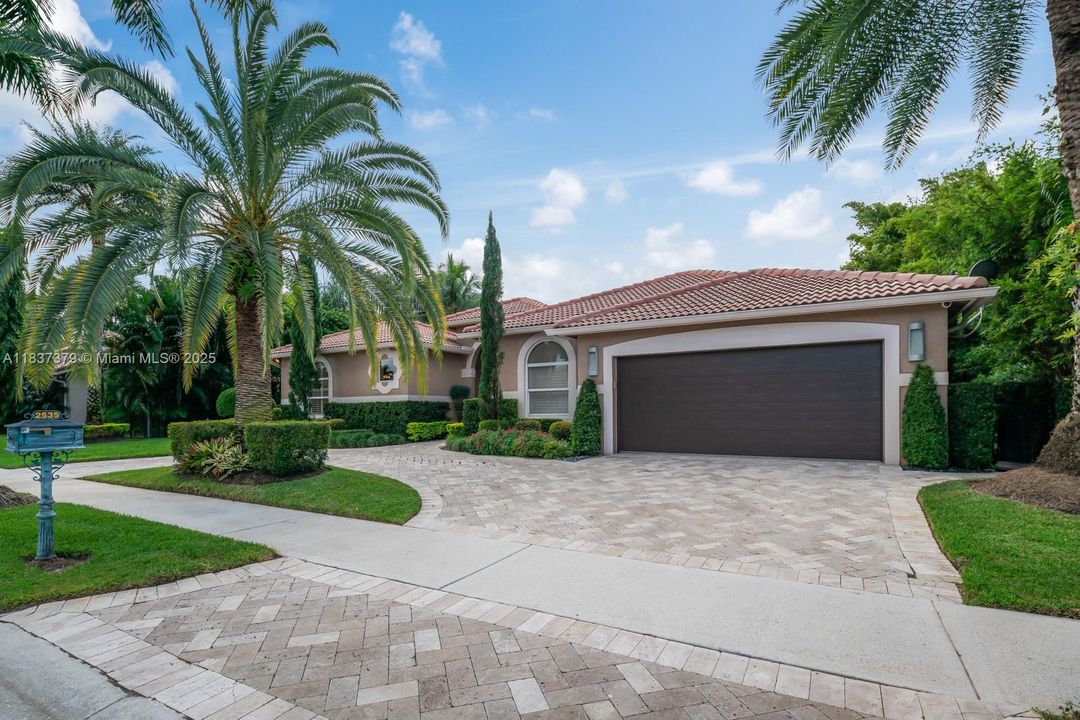 В аренду: $12,000 (5 спален, 4 ванн, 3834 Квадратных фут)