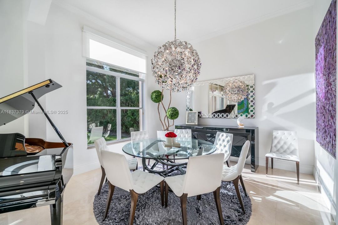 В аренду: $12,000 (5 спален, 4 ванн, 3834 Квадратных фут)