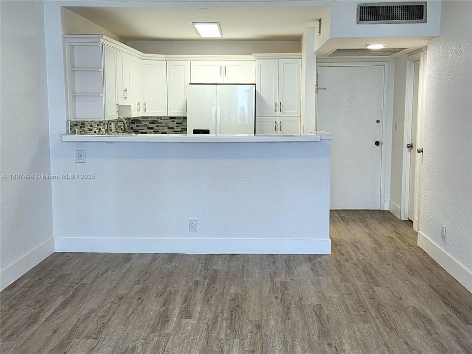 For Sale: $250,000 (1 beds, 1 baths, 736 Square Feet)