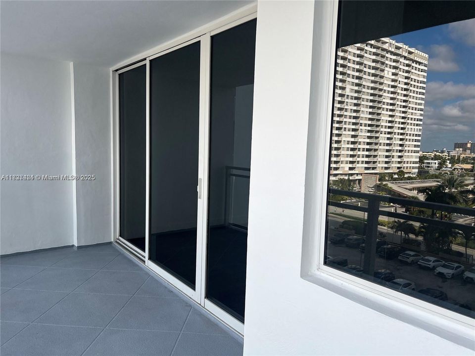 For Sale: $250,000 (1 beds, 1 baths, 736 Square Feet)