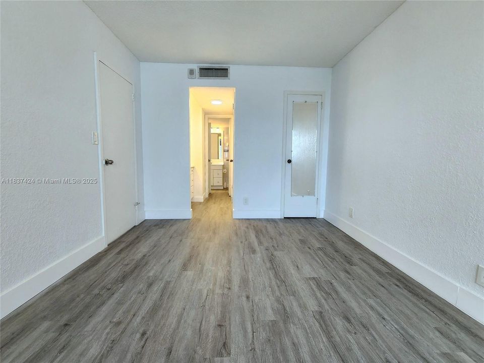 For Sale: $250,000 (1 beds, 1 baths, 736 Square Feet)