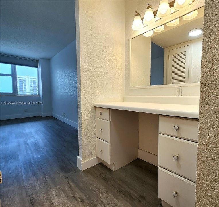 For Sale: $250,000 (1 beds, 1 baths, 736 Square Feet)