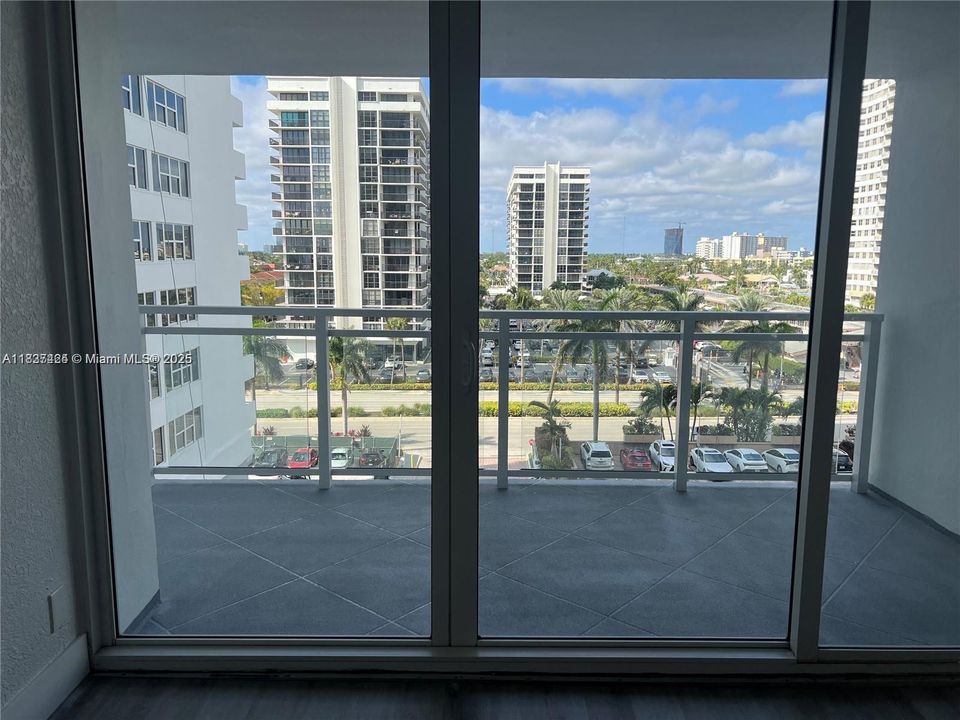 For Sale: $250,000 (1 beds, 1 baths, 736 Square Feet)
