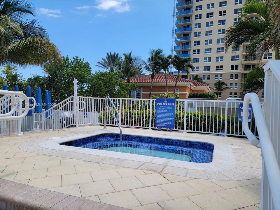 For Sale: $250,000 (1 beds, 1 baths, 736 Square Feet)