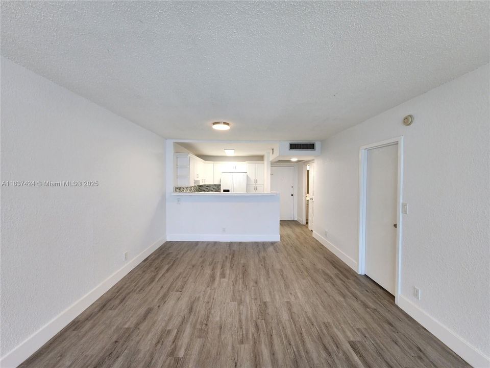 For Sale: $250,000 (1 beds, 1 baths, 736 Square Feet)