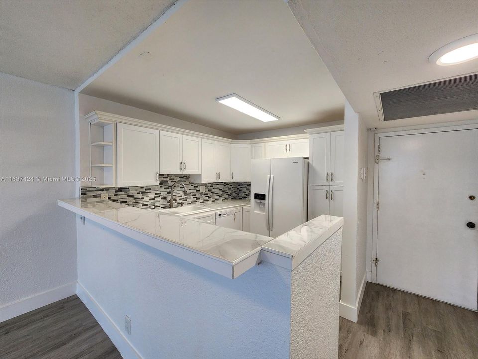 For Sale: $250,000 (1 beds, 1 baths, 736 Square Feet)