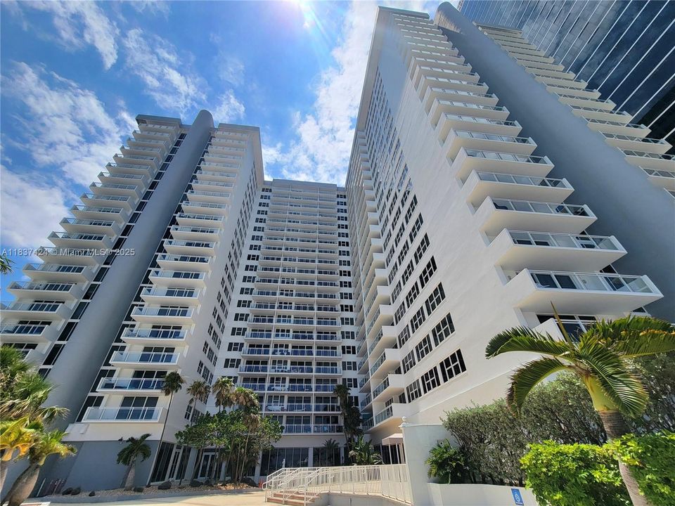 For Sale: $250,000 (1 beds, 1 baths, 736 Square Feet)