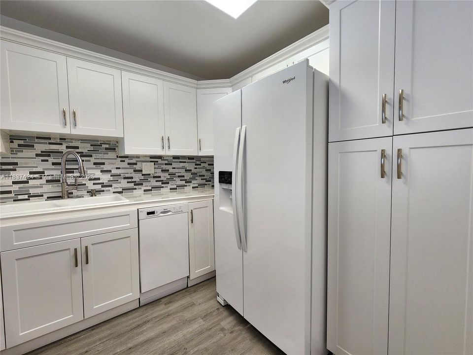 For Sale: $250,000 (1 beds, 1 baths, 736 Square Feet)